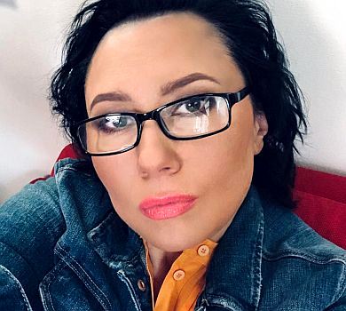 Мозгова показалася в кучерях та з новим кольором волосся. ФОТО