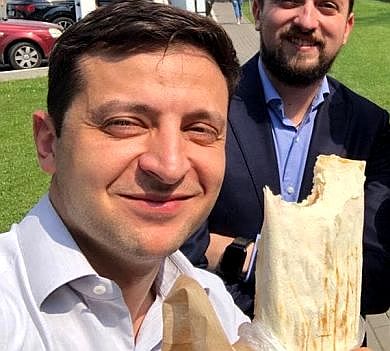 Не бронзовий Зеленський показово попоїв шаурми. ФОТО 