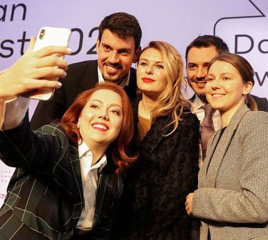 Наші у Давосі: виступ Руслани, радісні селфі депутатів, показ вишиванки haute couture та брудні чоботи Гончарука