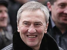 Черновецький обіймався з безпритульними у куртці за 200 тисяч