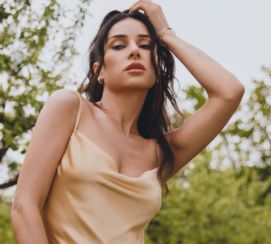 Молитися за янголів: Огнєвіч у щемливому кліпі показала вагітну сестру та батьків