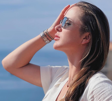 Світоліна в капелюшку та на підборах наробила літніх фото у костюмі українського бренду