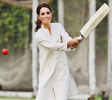 Спортивна принцеса: Міддлтон у білому азартно пограла в крикет