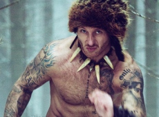 Оголений Ларсон в хутрі полював у карпатських снігах 