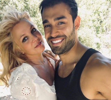 Спірз визначилася з датою весілля та показала деталь свого вбрання нареченої