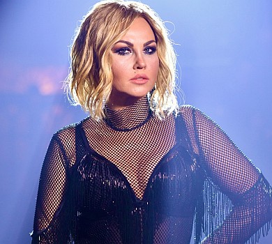 Камалія у танцювальному кліпі звабливо полежала на столі в оточенні чоловіків  