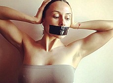 Провокаторка Нана з Nikita затулила промежину праскою. ФОТО