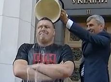 Тягнибок з Бенюком прийняли крижаний душ біля Ради. ВІДЕО