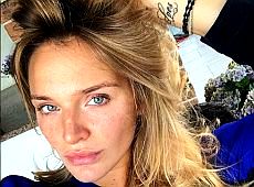 Добкіна у селі на Сардинії позує в купальнику й налягає на гламурні десерти