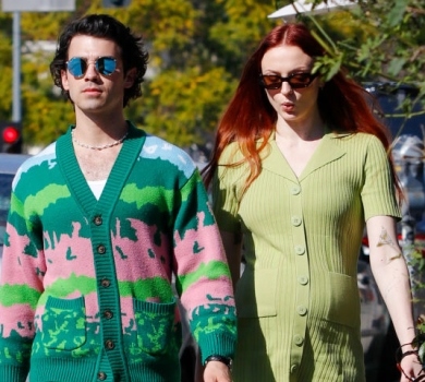 Знову при надії? 25-річна Софі Тернер заінтригувала змінами фігури. ФОТО