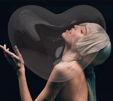 Переспівала сама себе: Дорофєєва на коні представила українську версію свого хіта