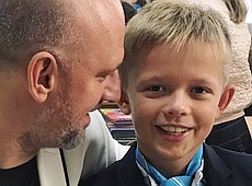 Дімопулос у вишиванці повела сина до школи, а Потапа на лінійці обізвали гоп-культурою