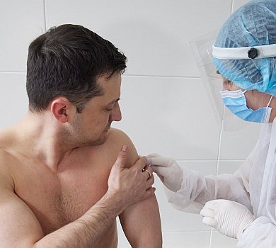 Боятися нічого: напівголому Зеленському вкололи індійську вакцину 