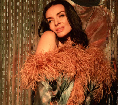 Мейхер у кроптопі та з розрізом до стегна палко повигиналася коло стіни. ФОТО