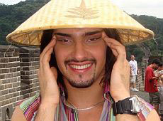 Козловський видерся на стіну і намагається розслабити спорстменів