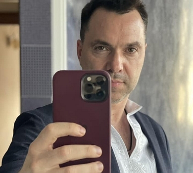 Пузоселфі: Арестович навздогін історії з ізраїльським пляжем опублікував оригінальне фото