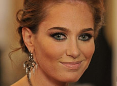 Бережна сховала обличчя доньки серед сніжних заметів