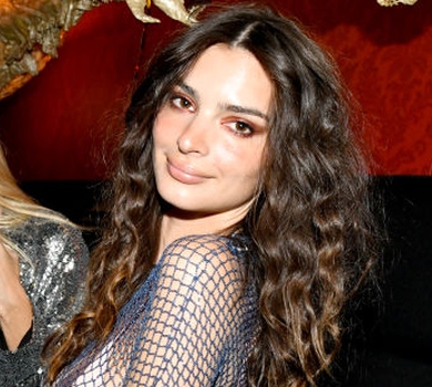 Ратаковскі в прозорій сукні-сітці посвітила принадами на ювілеї глянцю