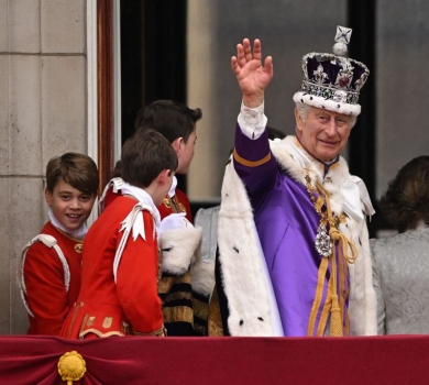 Без принца Гаррі: королівська сім'я показалася на балконі Букінгемського палацу. ФОТО 