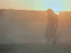 Кароль у новому кліпі поганяла на тачці та покружляла в полі