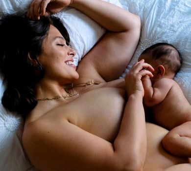 Жінки – це супергерої: оголена Ешлі Грем із маленьким сином знялася для глянцю