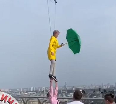 Як Зе-кандидатка у мери Києва Верещук із парасолею над містом літала. ВІДЕО