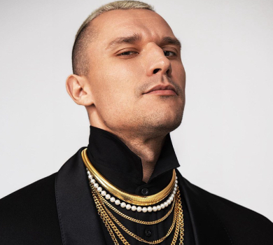 Тонка межа: Цимбалюк посвітив голими м'язами у жіночих прикрасах