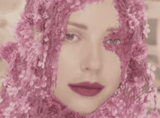 Урятована невидимкою Кароль стала квітами в новому кліпі. ВІДЕО