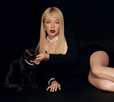 Із котом та ляльковими кавалерами: Кароль у звабливих сукнях презентувала босоніжки з перлами