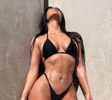 Кардашян у душі посвітила соковитим тілом у тоненькому бікіні. ФОТО