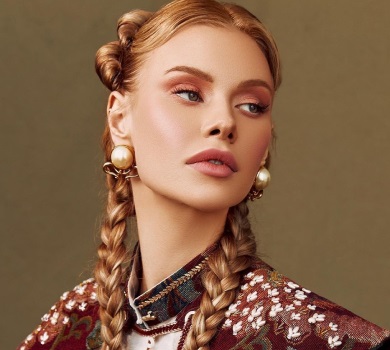 Міс Україна Всесвіт Апанасенко з косами вдала з себе гламурну прялю. ФОТО