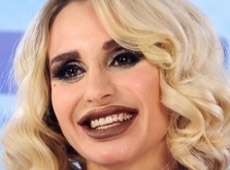 Лобода запевняє, що її губи - це спадкове, і водить маму на секс-шоу