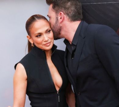 Звабливо декольтована Лопес поцілувалася з Аффлеком на хіднику кінопрем'єри. ФОТО