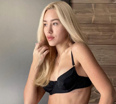 Квіткова у спідньому похвалилася кубиками пресу та своїми параметрами. ФОТО