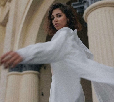 Богдан у total white посвітила голим животом біля колон