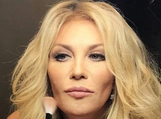 Повалій у білому гіпюрі показала танці під пісню Скрябіна. ВІДЕО