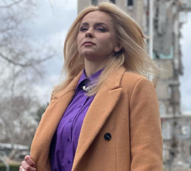 Ти наш щит: Ребрик показалася на тлі понівеченого будинку в Миколаєві