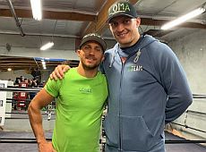 Усик гайнув до танцю на очах у лежачого Ломаченка. ВІДЕО 