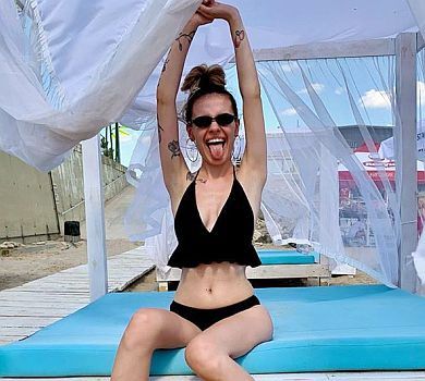 Вивалила пузік: MamaRika в Одесі показала свій пляжний лук