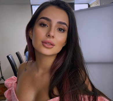 Мені абсолютно начхати: Трінчер засвітила весільну сукню і відповіла на закиди щодо її кольору