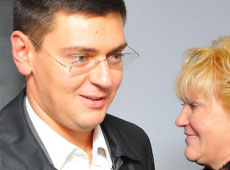 Басс, Монро та Суркіси скористалися гостинністю довгоногої білявки