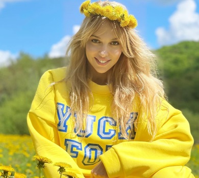 Полякова показалася в патріотичному луці і розказала, коли повернеться в Київ