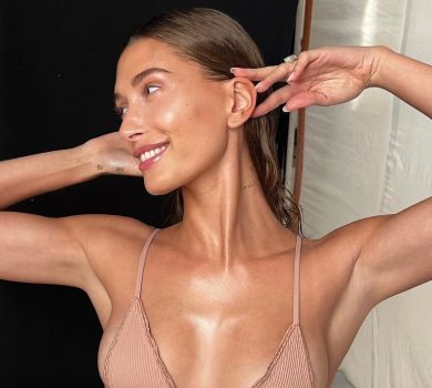 Хейлі Бібер у нюдовій білизні похизувалася блискучою шкірою та пружним тілом