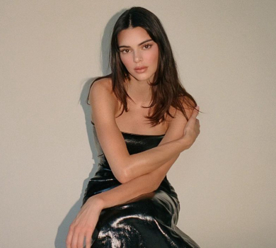 Кендалл Дженнер в елегантному міні прикрила голі груди квітами. ФОТО