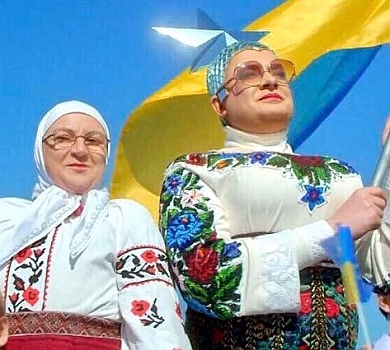 Батько наш – Бандера: Сердючка з мамою під час концерту здивували патріотичним хітом. ВІДЕО