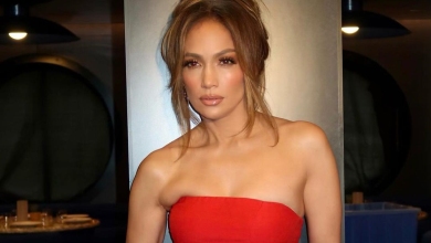 Лопес блиснула стрункими ніжками в полум'яно-червоній сукні з пір'ям. ФОТО