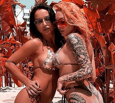 Морозюк у леопардовому ліфчику і з пляшкою поміркувала про подружню зраду