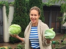 Королевська у гумі від Burberry похвалилася капустою та борщем. ФОТО