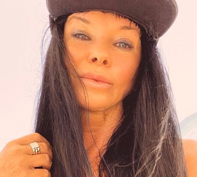 Ассії Ахат 56: іменинниця в Еміратах влаштувала фотосесію в бікіні