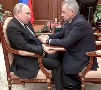 Треба змінити памперс: хворовитий вид путіна на зустрічі з Шойгу став темою для фотожаб